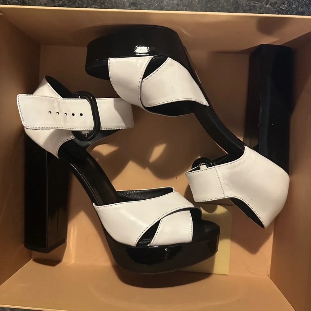 Michael Kors Nellie Runway shoes - Picture 3 of 5